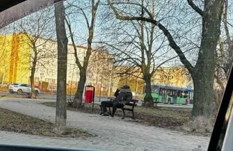 Miał onanizować się pod Biedronką i gonić z nożem. Zamaskowany mężczyzna zaczepia kobiety i dzieci w Piotrkowie