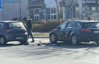 Zderzenie na skrzyżowaniu al. 3 Maja i al. Kopernika. Hyundai wjechał na skrzyżowanie na strzałce