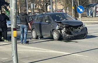 Zderzenie na skrzyżowaniu al. 3 Maja i al. Kopernika. Hyundai wjechał na skrzyżowanie na strzałce