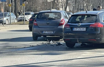 Zderzenie na skrzyżowaniu al. 3 Maja i al. Kopernika. Hyundai wjechał na skrzyżowanie na strzałce