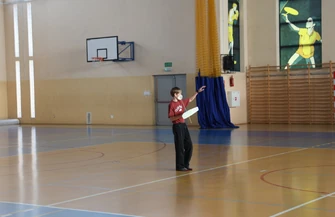 Zawody modeli szybowców w hali sportowej ZSP nr 4 w Piotrkowie Trybunalskim