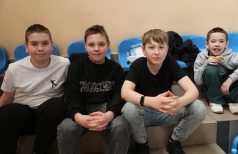 Zawody modeli szybowców w hali sportowej ZSP nr 4 w Piotrkowie Trybunalskim