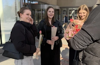 Kwiaty i życzenia od Radia Strefa FM. Dzień Kobiet w centrum Piotrkowa