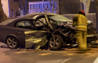 Opel roztrzaskany na drzewie w centrum Piotrkowa. Cud, że nikt nie zginął! ZDJĘCIA