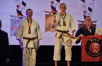 Grad medali dla piotrkowskich karateków