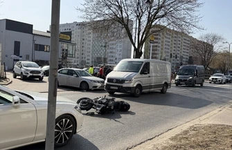 Samochód wyjechał wprost pod nadjeżdżający motocykl. Jedna osoba trafiła do szpitala