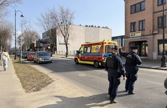 Samochód wyjechał wprost pod nadjeżdżający motocykl. Jedna osoba trafiła do szpitala