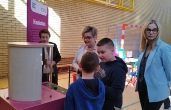 Naukobus Centrum Nauki Kopernik w Szkole Podstawowej w Łękach Szlacheckich