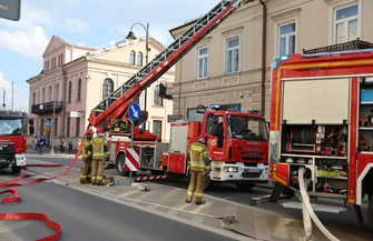 Pożar poddasza w kamienicy przy ulicy Słowackiego w centrum Piotrkowa