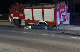 Koła odpadły z jadącego wozu strażackiego. Jedno z nich uderzyło w auto