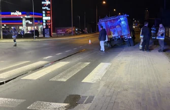 Koła odpadły z jadącego wozu strażackiego. Jedno z nich uderzyło w auto