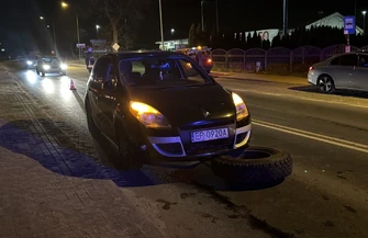 Koła odpadły z jadącego wozu strażackiego. Jedno z nich uderzyło w auto