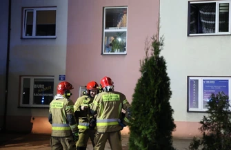 Groźny pożar mieszkania przy Pasażu Rudowskiego w Piotrkowie. Na miejscu cztery zastępy straży pożarnej