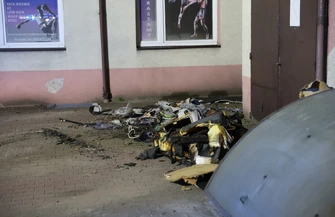 Groźny pożar mieszkania przy Pasażu Rudowskiego w Piotrkowie. Na miejscu cztery zastępy straży pożarnej