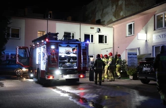 Groźny pożar mieszkania przy Pasażu Rudowskiego w Piotrkowie. Na miejscu cztery zastępy straży pożarnej