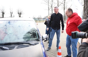 Zapach palonej gumy w Moszczenicy. Konkurs Zręczności Kierowców z Okazji Dnia Kobiet