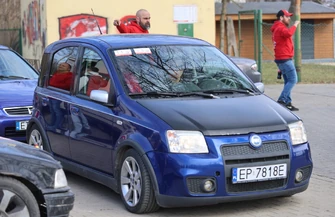 Zapach palonej gumy w Moszczenicy. Konkurs Zręczności Kierowców z Okazji Dnia Kobiet