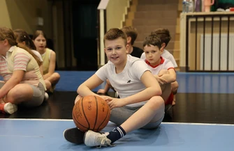 Koszykarska lekcja WF w hali RELAX. Uczniowie SP nr 12 trenowali z gośćmi z Portland