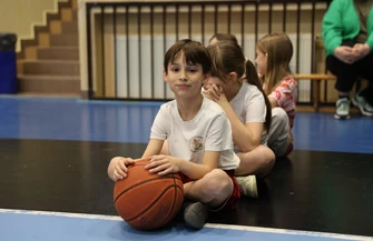 Koszykarska lekcja WF w hali RELAX. Uczniowie SP nr 12 trenowali z gośćmi z Portland