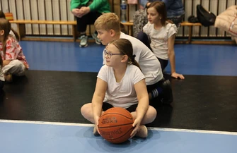 Koszykarska lekcja WF w hali RELAX. Uczniowie SP nr 12 trenowali z gośćmi z Portland
