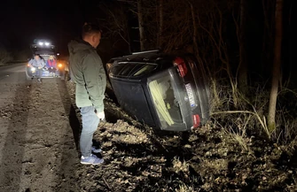 Dachowanie BMW na drodze Żarnowica Duża Golesze. Kierowca ukarany 500 złotowym mandatem