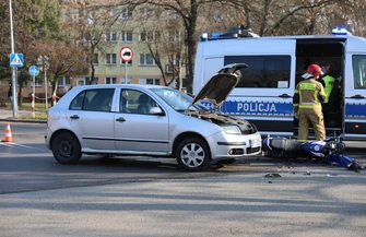 Zderzenie na Dmowskiego. Motocykl znalazł się pod Skodą