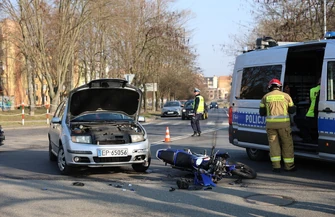 Zderzenie na Dmowskiego. Motocykl znalazł się pod Skodą