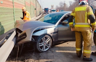 Jaguar uderzył w bariery na S8 pod Piotrkowem. Są utrudnienia