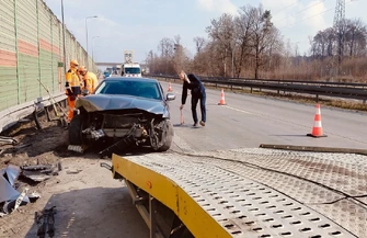Jaguar uderzył w bariery na S8 pod Piotrkowem. Są utrudnienia
