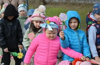 Tak przedszkolaki witały wiosnę w Piotrkowie. To już ich tradycja
