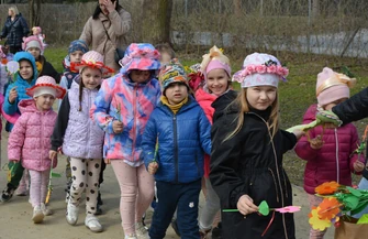 Tak przedszkolaki witały wiosnę w Piotrkowie. To już ich tradycja