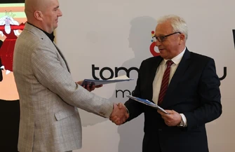 Podpisali umowę na budowę mieszkań w obecności ministra