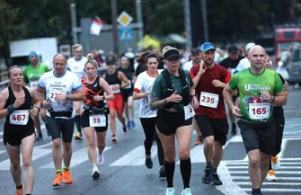 10 lat biegania. Jedna noc tysiące emocji. Jubileuszowy 10 półmaraton piotrkowski- pobiegnij z historią
