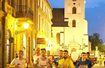 10 lat biegania. Jedna noc tysiące emocji. Jubileuszowy 10 półmaraton piotrkowski- pobiegnij z historią