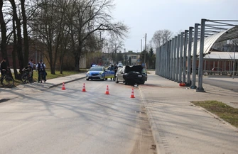 Groźny wypadek w Moszczenicy. Samochód uderzył w słup targowiska jedna osoba w szpitalu