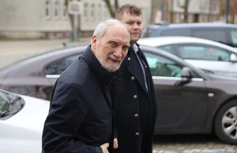 Piotrków Trybunalski kamienica w Rynku w fatalnym stanie. Sześcioosobowa rodzina boi się o zdrowie i życie w TBS interweniował poseł PiS Antoni Macierewicz