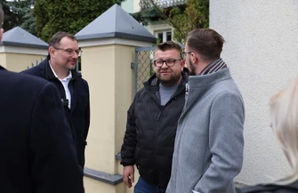 Piotrków Trybunalski kamienica w Rynku w fatalnym stanie. Sześcioosobowa rodzina boi się o zdrowie i życie w TBS interweniował poseł PiS Antoni Macierewicz