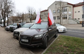 Piotrków Trybunalski kamienica w Rynku w fatalnym stanie. Sześcioosobowa rodzina boi się o zdrowie i życie w TBS interweniował poseł PiS Antoni Macierewicz