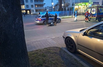 Groźny wypadek na Broniewskiego w Piotrkowie Trybunalskim. Dwie 14-latki jechały hulajnogą bez kasków przestraszyły się i upadły