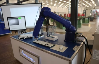 Ósmoklasiści zaglądali do świata maszyn. Dni otwarte w Akademii firmy Haering Polska