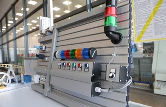 Ósmoklasiści zaglądali do świata maszyn. Dni otwarte w Akademii firmy Haering Polska