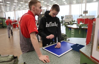 Ósmoklasiści zaglądali do świata maszyn. Dni otwarte w Akademii firmy Haering Polska