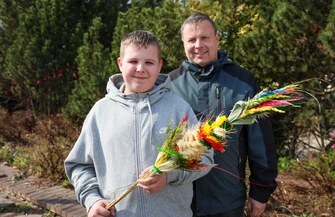 Niedziela Palmowa 2026 w Piotrkowie Trybunalskim. Procesja z Jezusem na osiołku i apostołami przeszła ulicami miasta