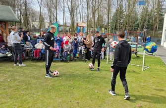 Piłkarze ŁKS z wizytą w Szansie. Sportowe serca i wielkie wsparcie dla dzieci z Piotrkowa