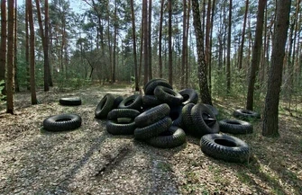 Kilkadziesiąt opon porzuconych w lesie. Sprawą zajmuje się policja i nadleśnictwo