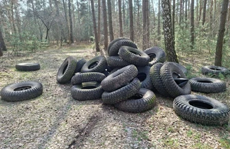 Kilkadziesiąt opon porzuconych w lesie. Sprawą zajmuje się policja i nadleśnictwo