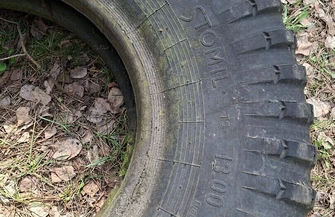 Kilkadziesiąt opon porzuconych w lesie. Sprawą zajmuje się policja i nadleśnictwo