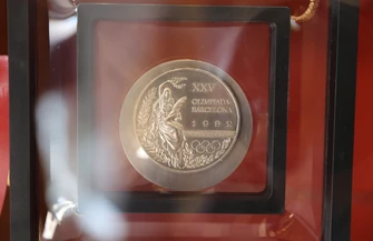 Sportowi bohaterowie na ścianie szkoły. Uroczyste odsłonięcie muralu w Piotrkowie