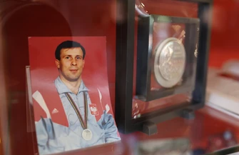 Sportowi bohaterowie na ścianie szkoły. Uroczyste odsłonięcie muralu w Piotrkowie