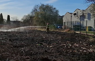 Pożar nieużytków przy Dmowskiego. Ogień objął dwa hektary terenu. To zaprószenie ognia albo celowe podpalenie